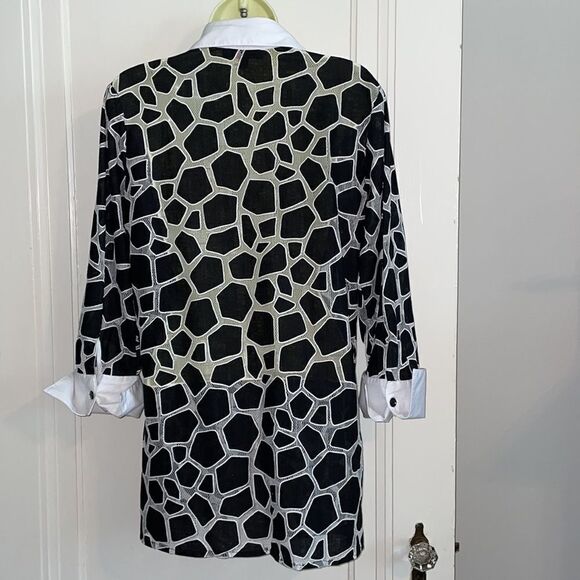Mishca black & white cotton/polyester long button down shirt with 3/4 sleeves - Picture 7 of 10